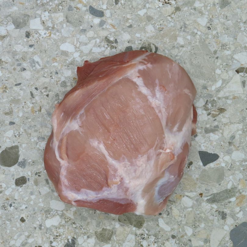 Een schoudergebraad van varken is een smaakvol en sappig stuk vlees afkomstig van de schouder van het varken. Iets meer dooraderd. Zeer geschikt voor trage garing. 