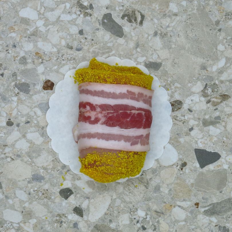 Rond gevormd gehaktrolletje. Lekker gekruid.  Omhuld met lekker spek. 