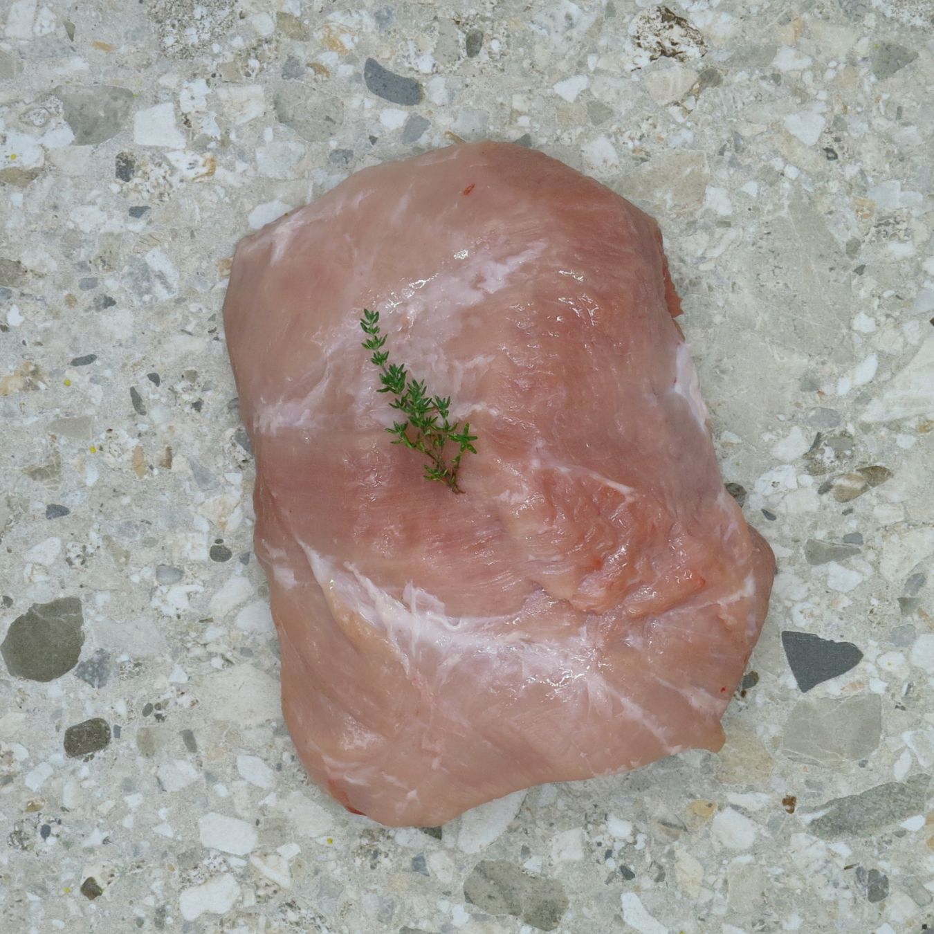 Mager braadstuk uit de heup. Het heeft een fijne draad.  Perfect geschikt om op zijn geheel te braden in de oven of in de pan. 